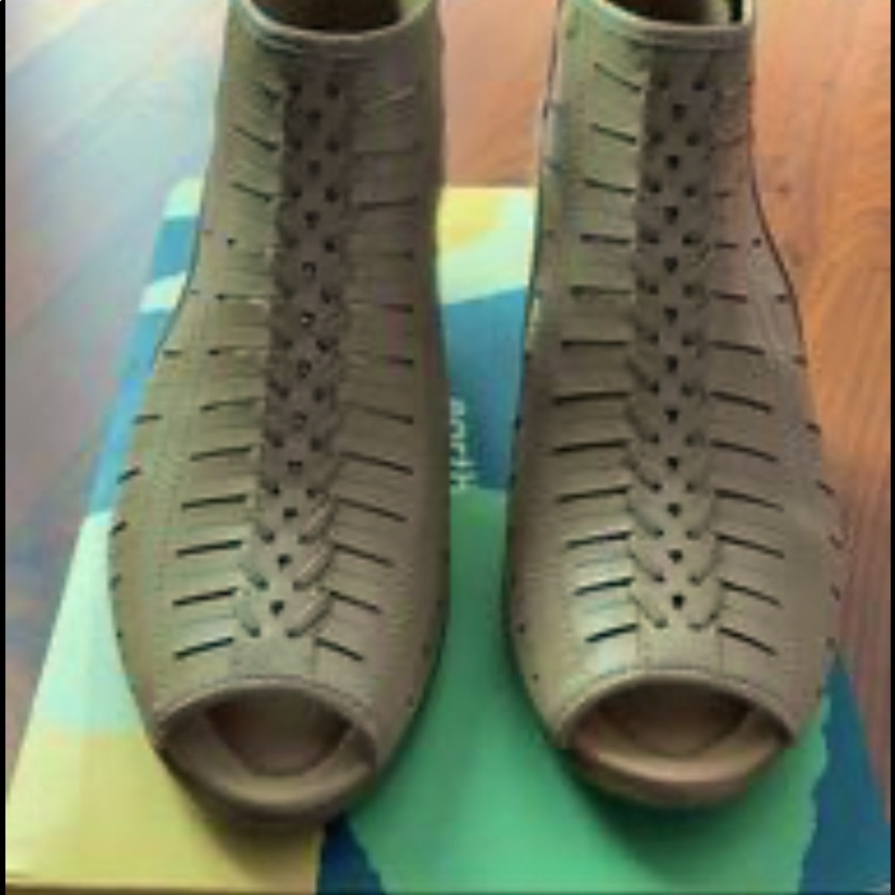 New Earth Origins tan color,real leather,size 8 wide,back zipper,Gorgeous shoes